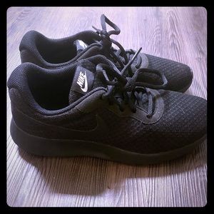 Nike Tanjun Tennis Shoes